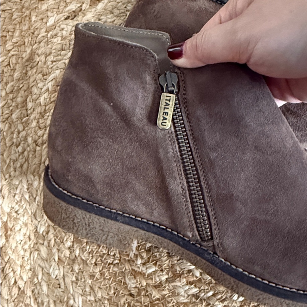 Italeau Foliana Weatherproof Leather Bootie. Size 39/ 8.5 Nut - Picture 5 of 12